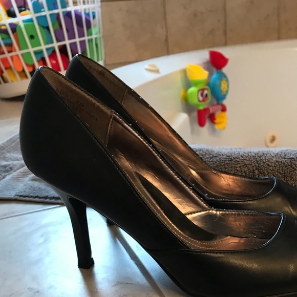 Pointed toe heels - Picture 2 of 3